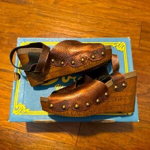 Sbicca Langsa Copper sandal (wedge).